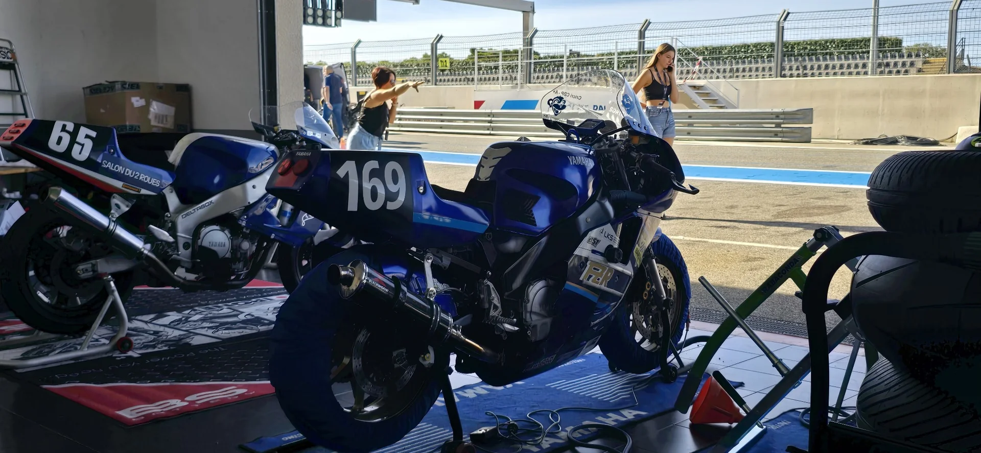 Yamaha 1000 FZR JCH Racing #169 dans le paddock