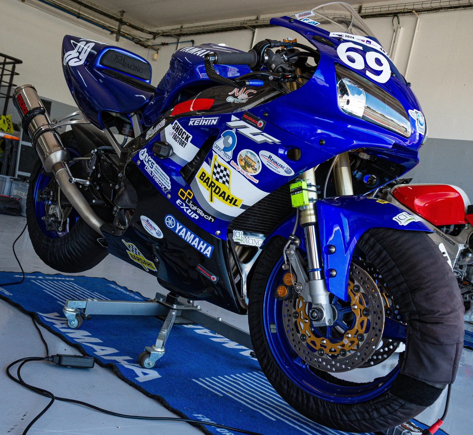 Yamaha R1 JCH Racing #69
