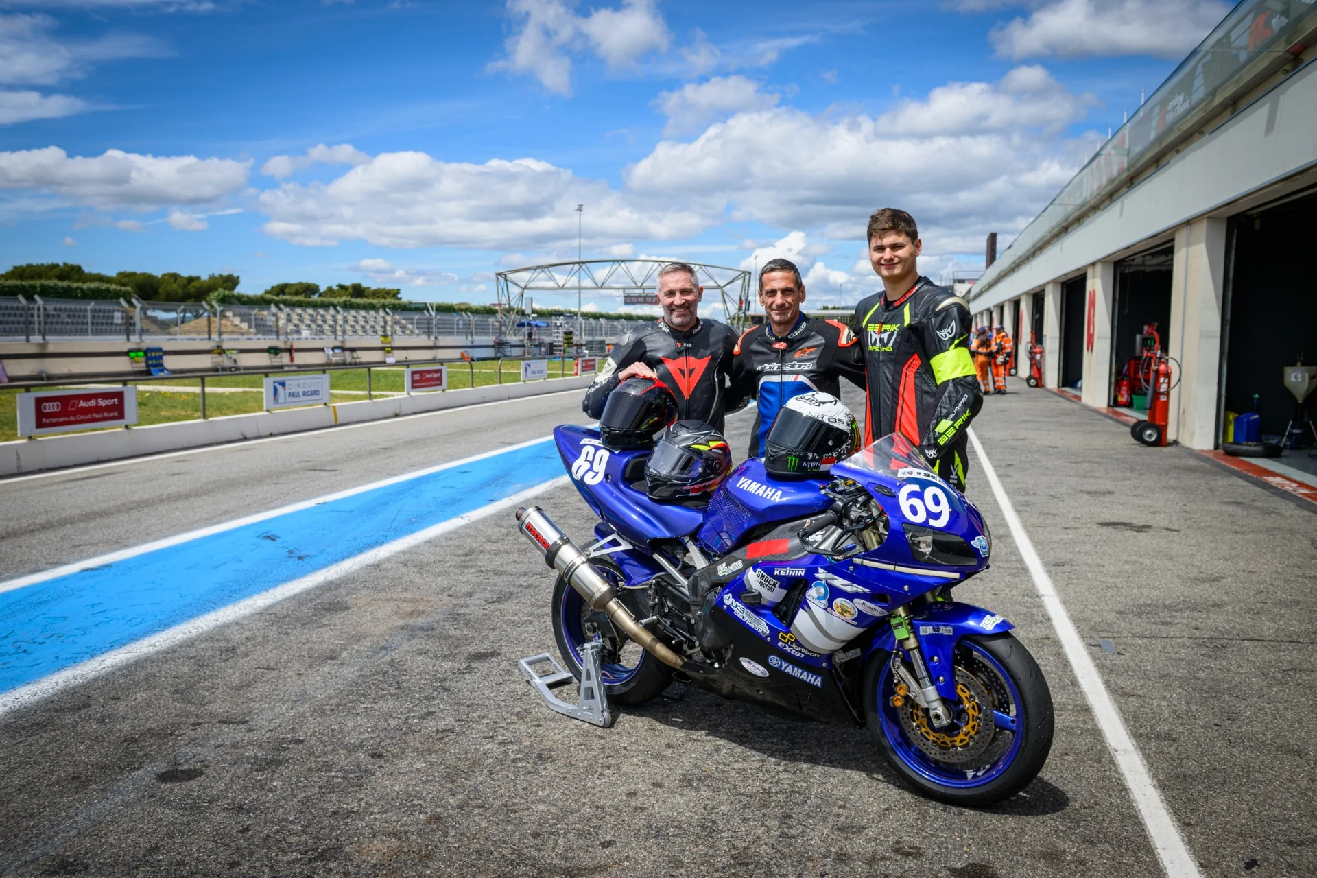 Pilotes JCH Racing avec la Yamaha #69